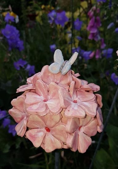 roze bol met vlinder 